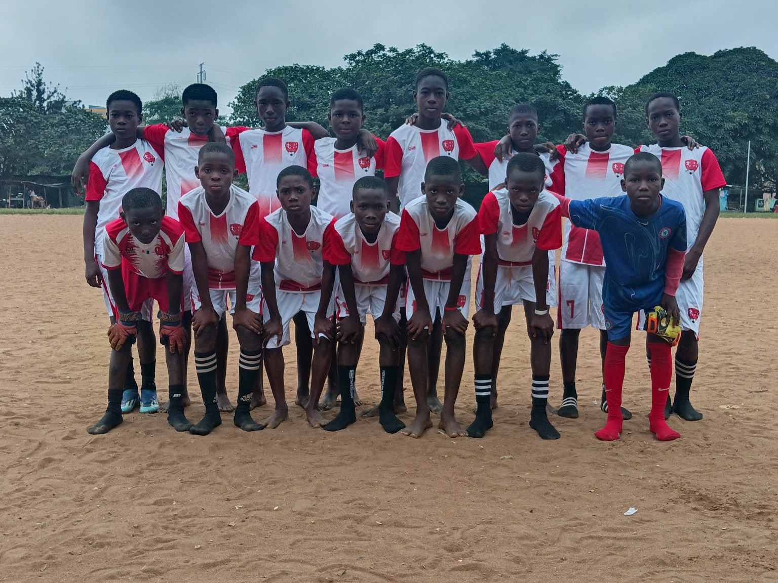 Équipe U13 en maillots blancs et rouges