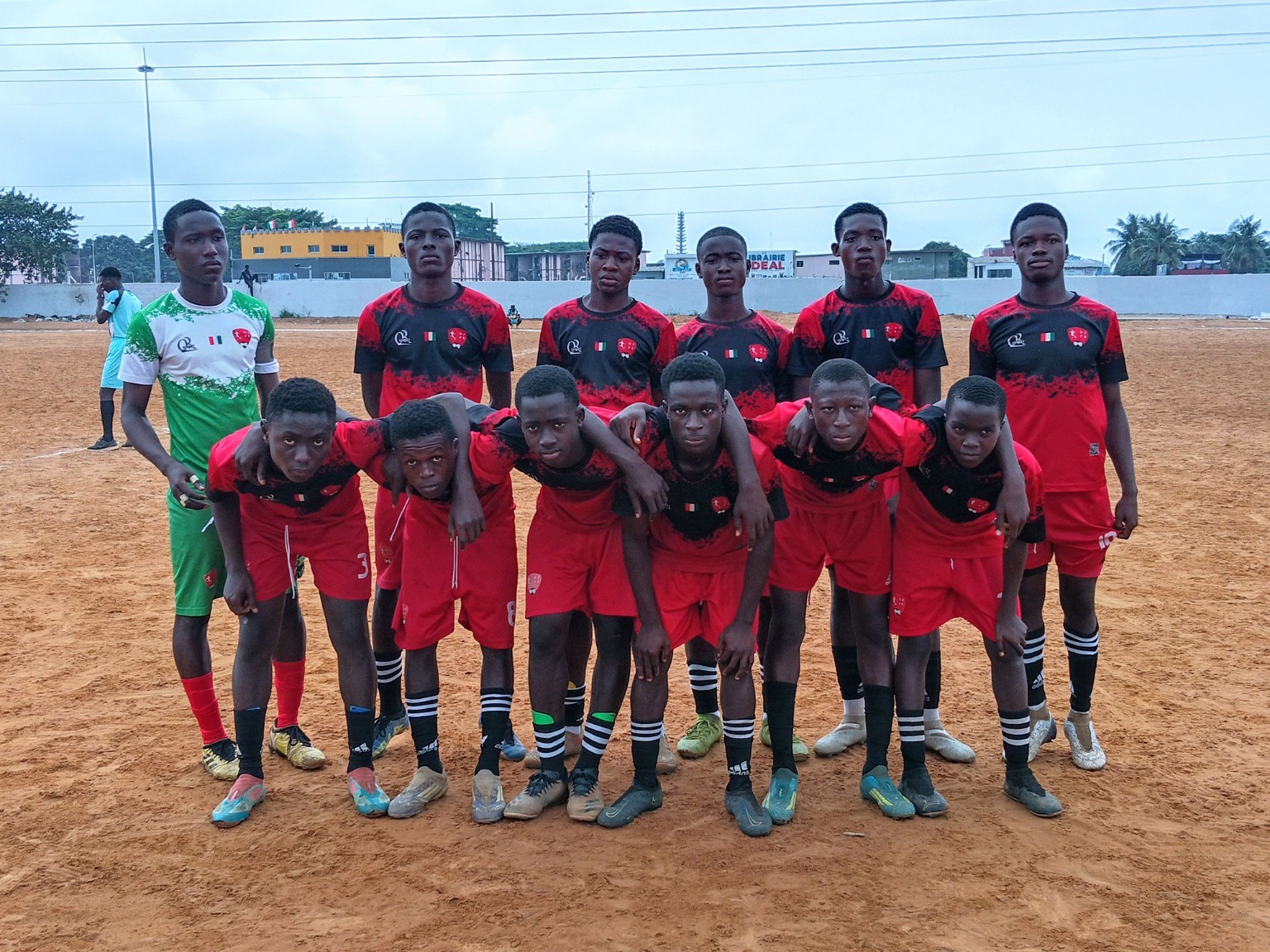 Équipe U15 en maillots rouges et noirs